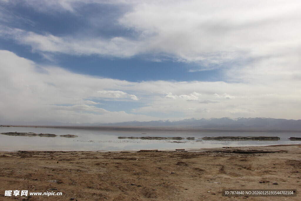 海边沙滩与蓝天白云景象