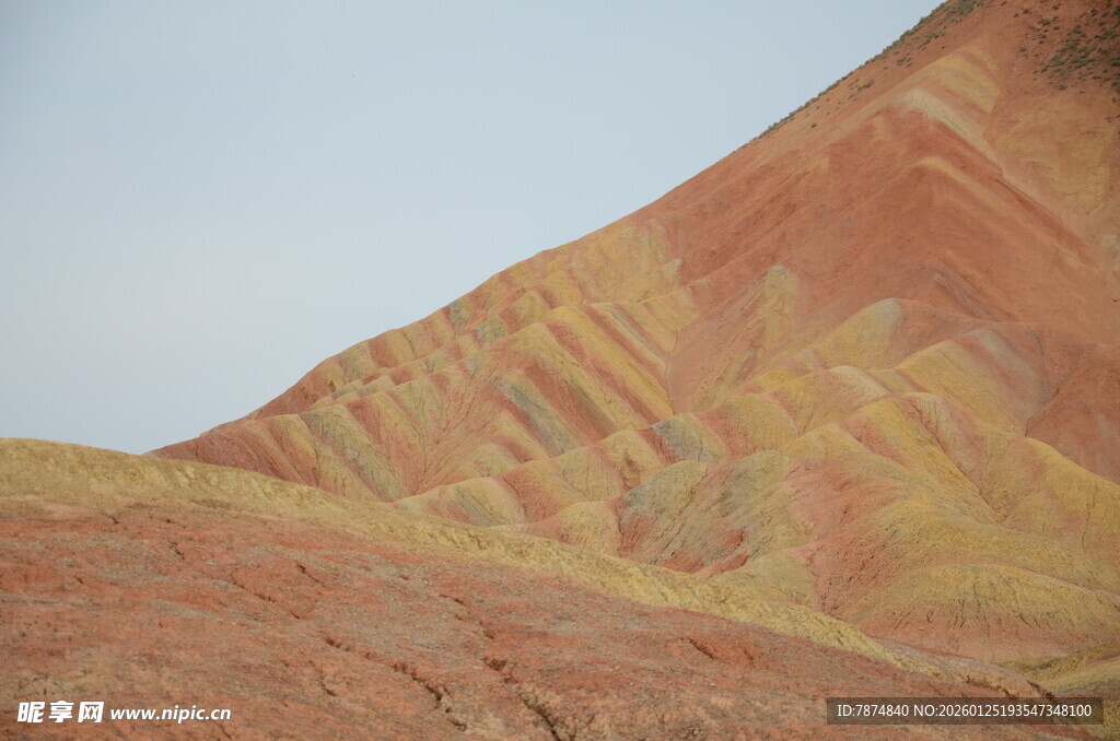 七彩斑斓的壮丽山丘景观