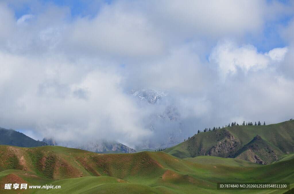 草原山峦间的壮丽云景