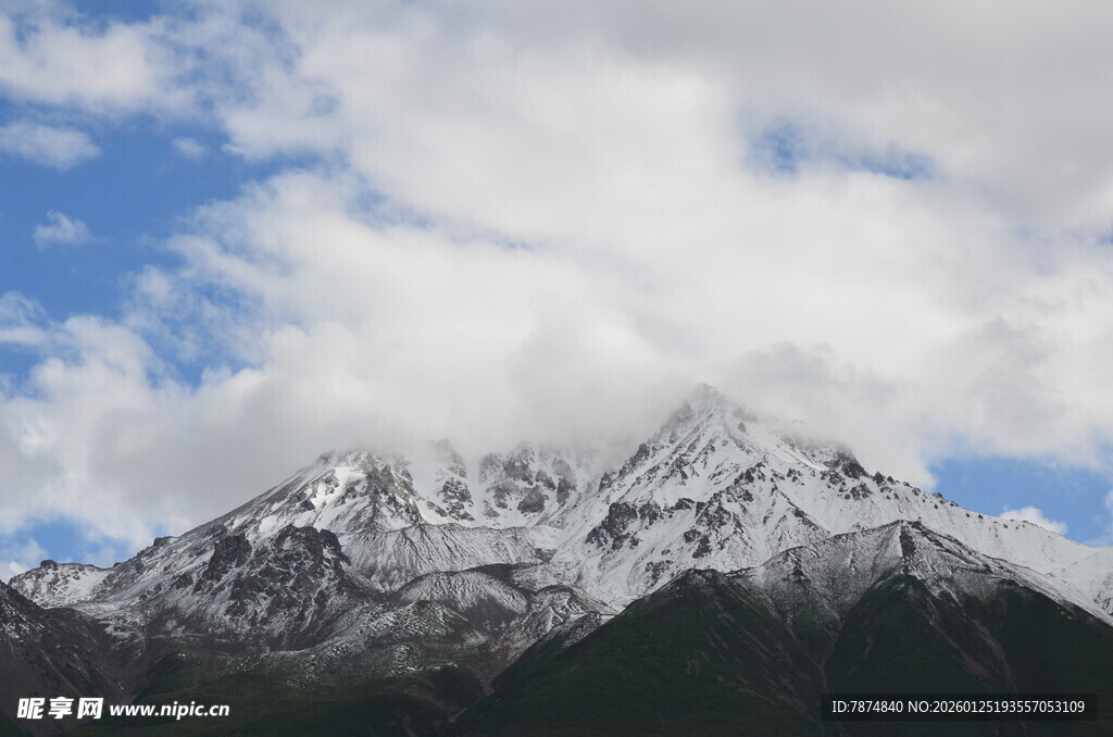 雪山蓝天壮丽自然景观