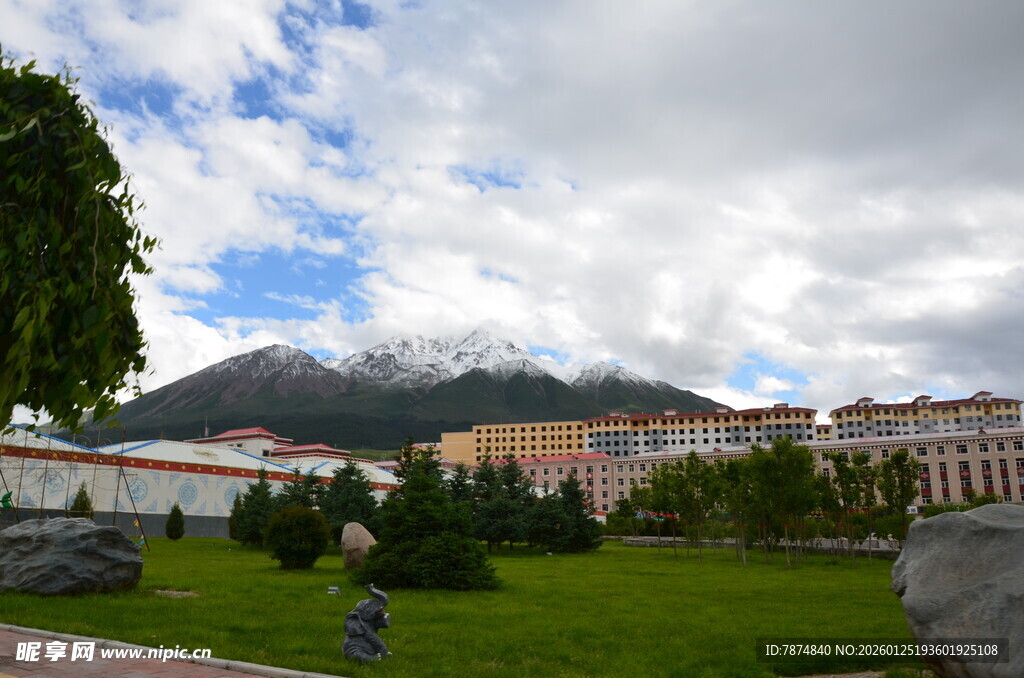 藏式建筑旁的青山绿地