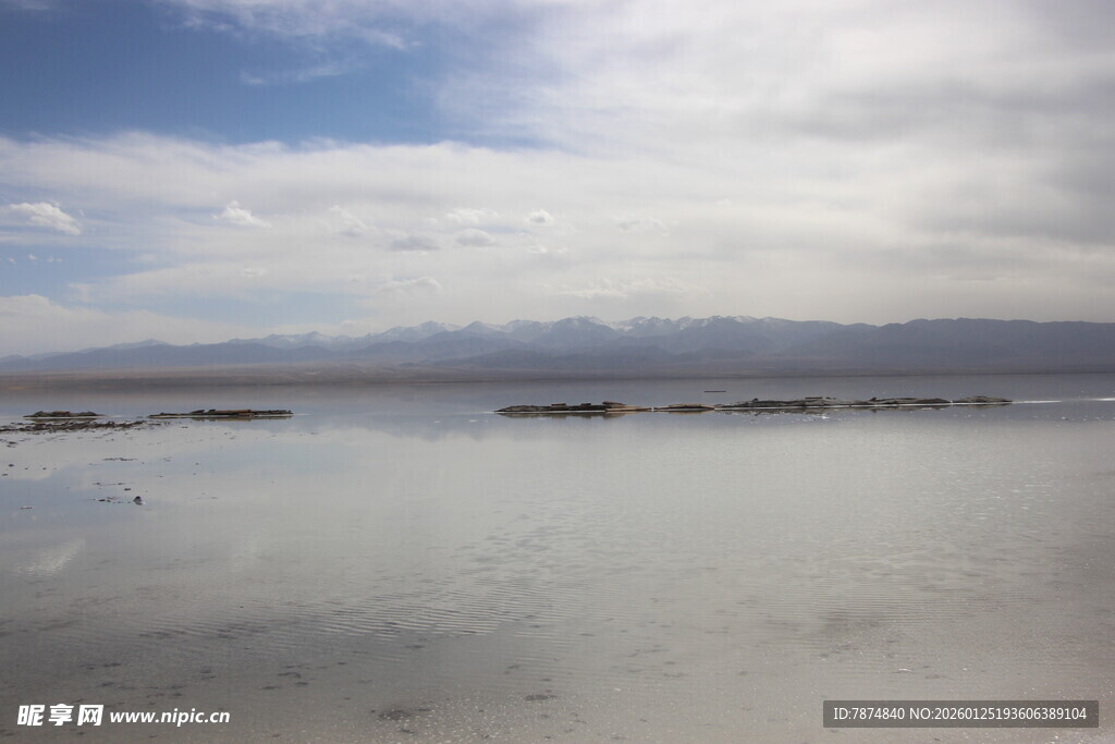 广阔盐湖与蓝天白云美景