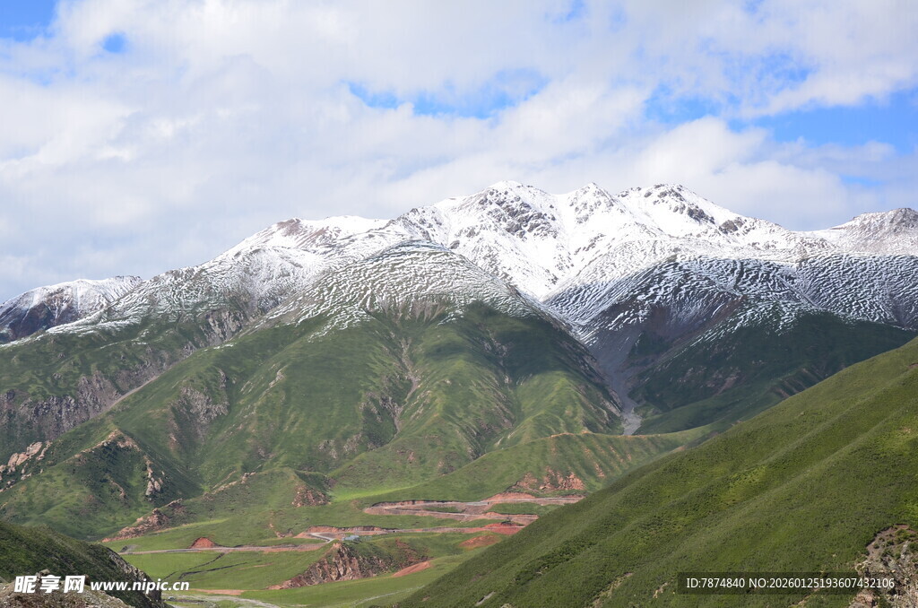 雪山下的翠绿山峦
