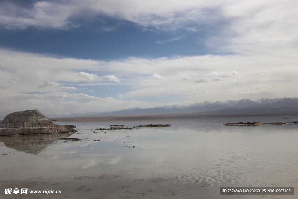 宁静湖面与远处山峦风光