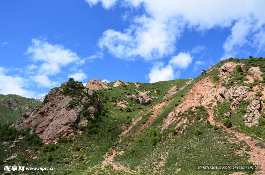 壮美山峦蓝天白云景致