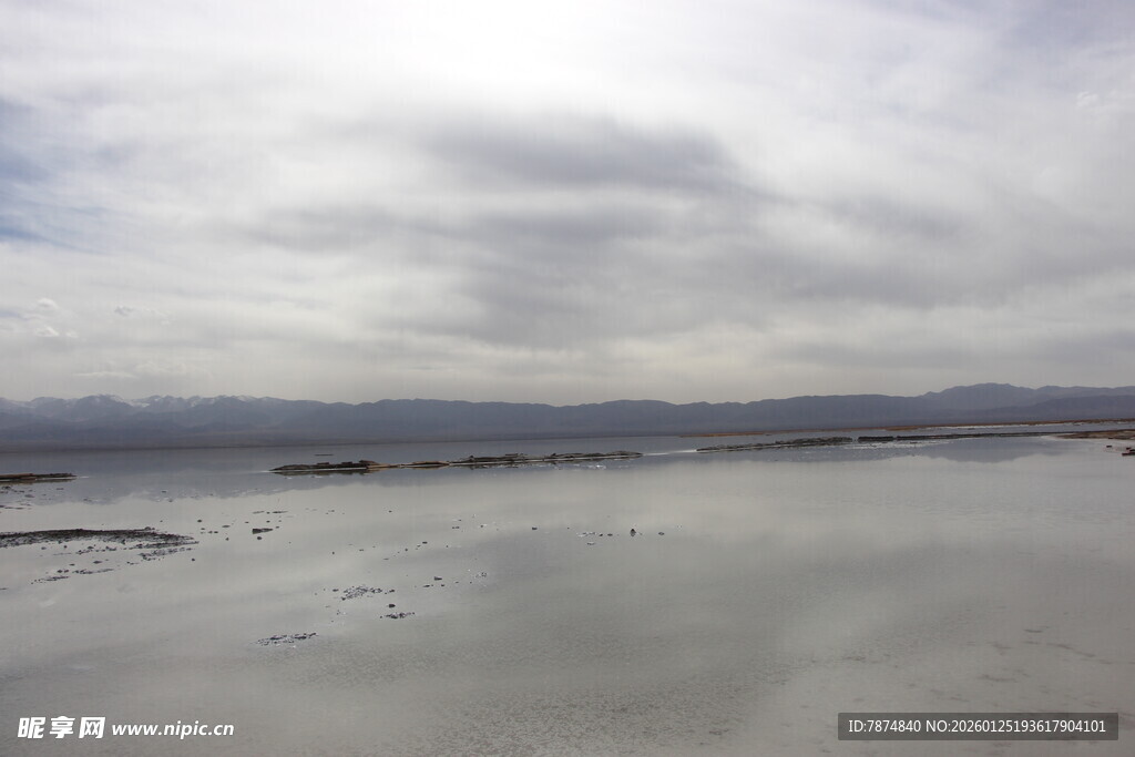 海边阴云下的宁静沙滩