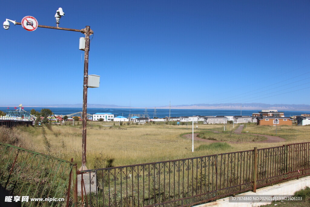 海边草地旁的风向标景观