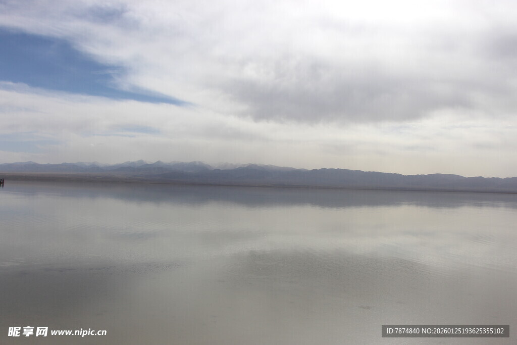 天空与水面相映的静谧景致
