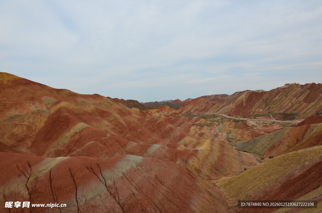 七彩斑斓的丹霞地貌景观