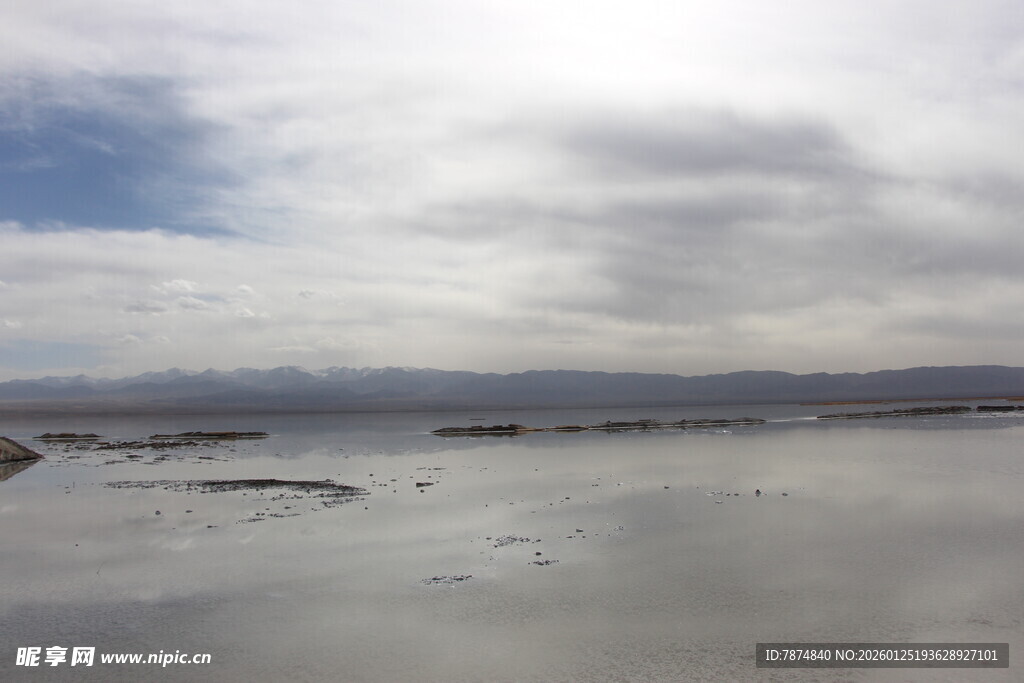 广阔水域与天空的自然景象