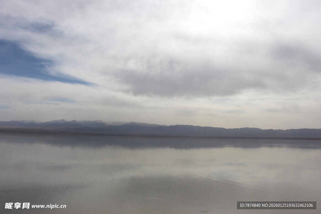 平静湖面与天空相映之景