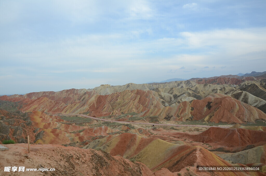 七彩斑斓的壮丽丹霞地貌