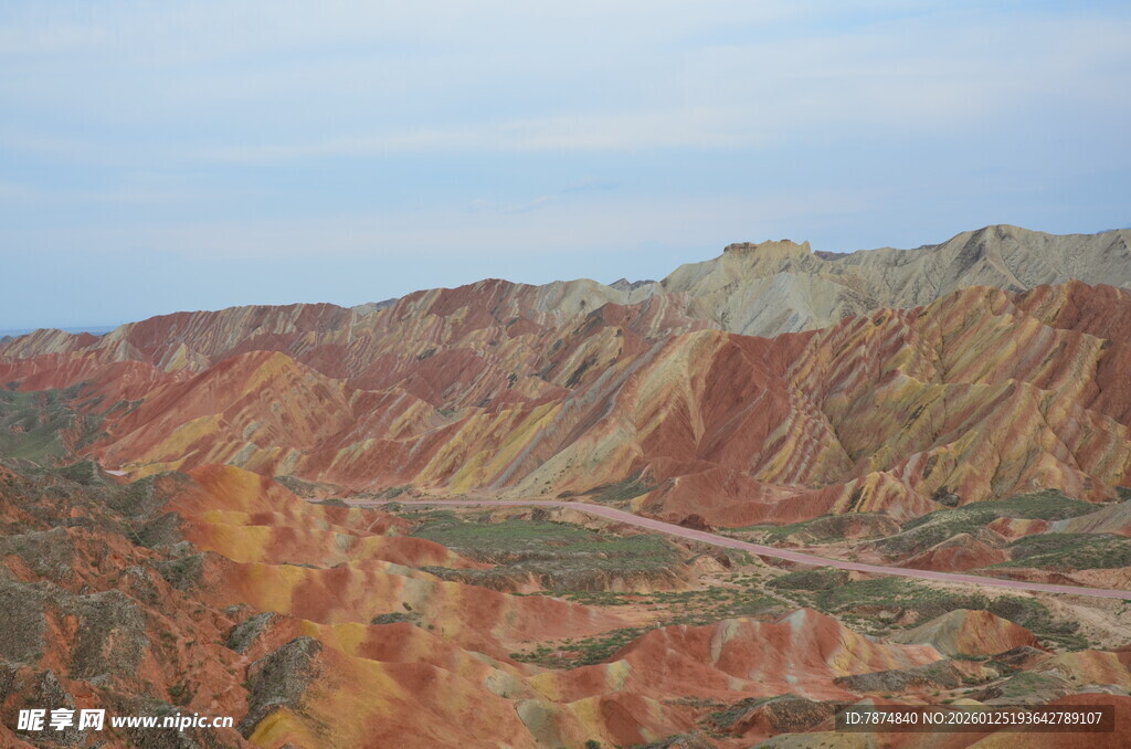 七彩山丘间蜿蜒公路