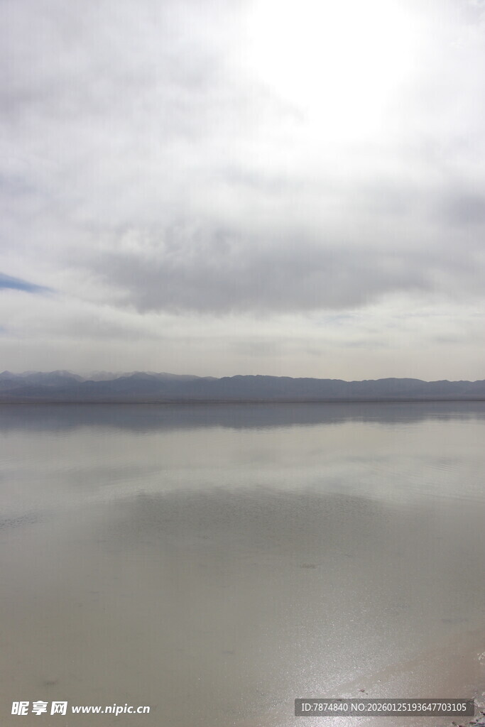 平静湖面与朦胧天空之景