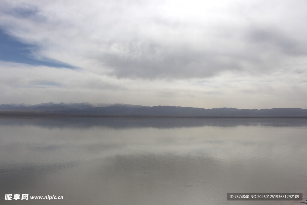 平静湖面映着天空与远山