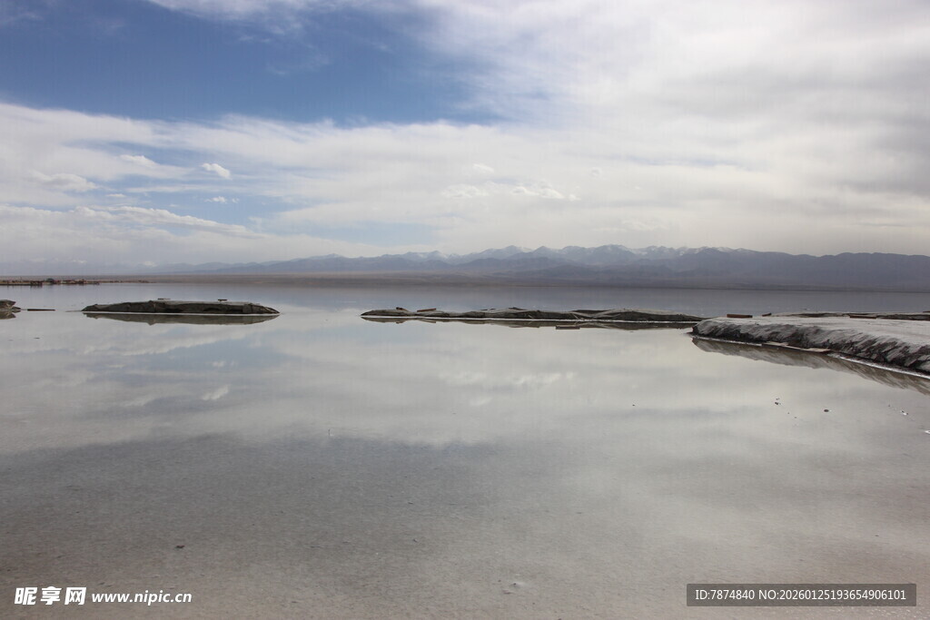 宁静海边浅滩 云影倒映