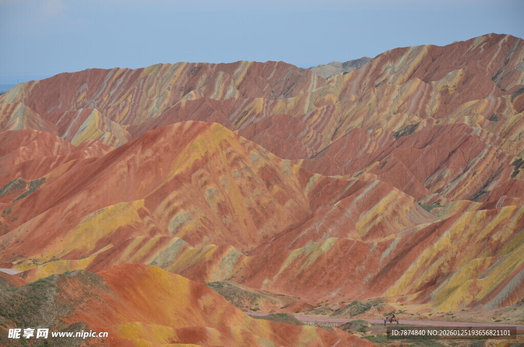 七彩斑斓的壮美丹霞地貌