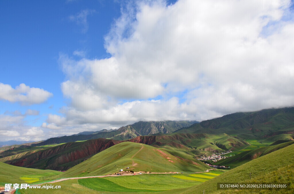 山间美景 蓝天白云下的田园