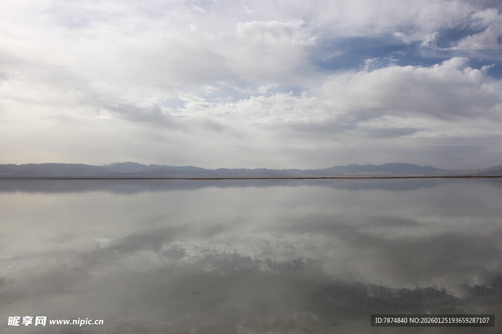 天空之镜般的静谧湖面