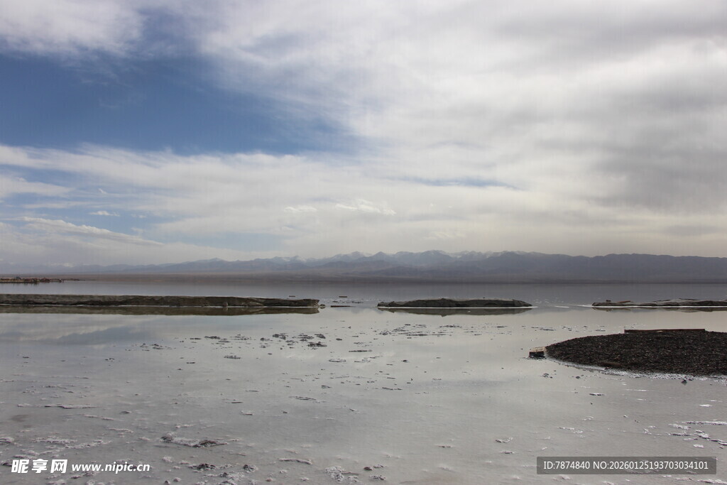 广阔盐湖景观