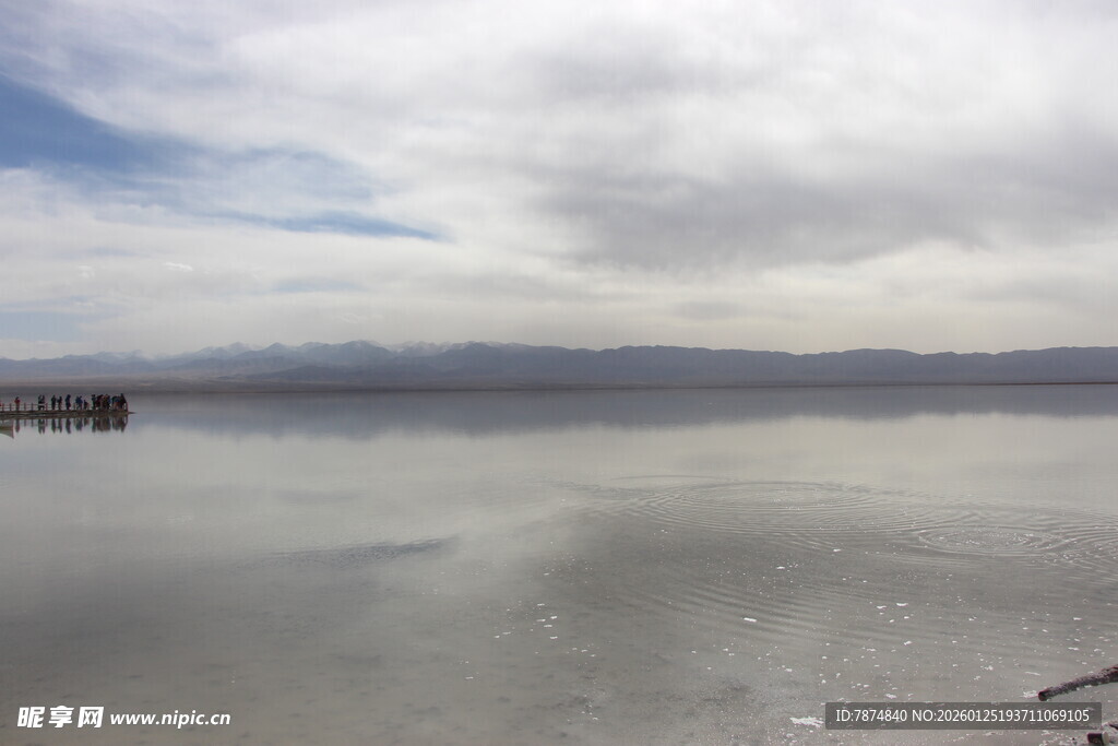 宁静湖景与远处朦胧山峦