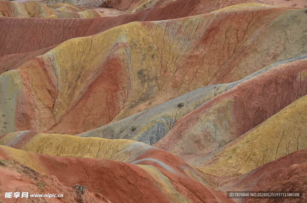 七彩斑斓的丹霞地貌景观
