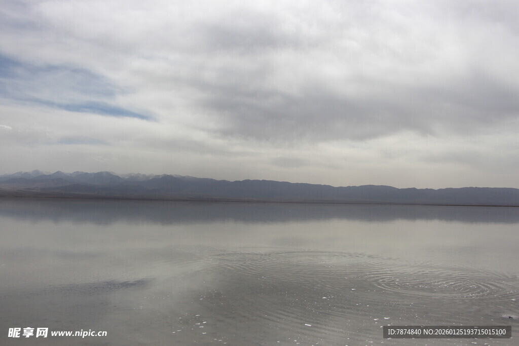 平静湖面与远处山峦