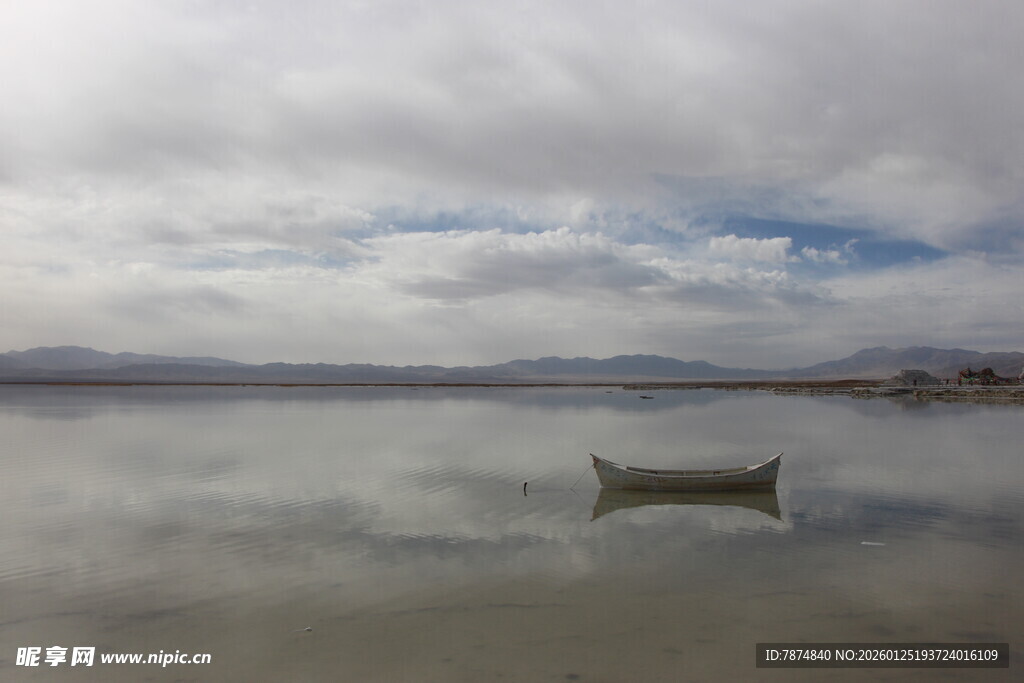 湖畔孤舟 静谧山水之景