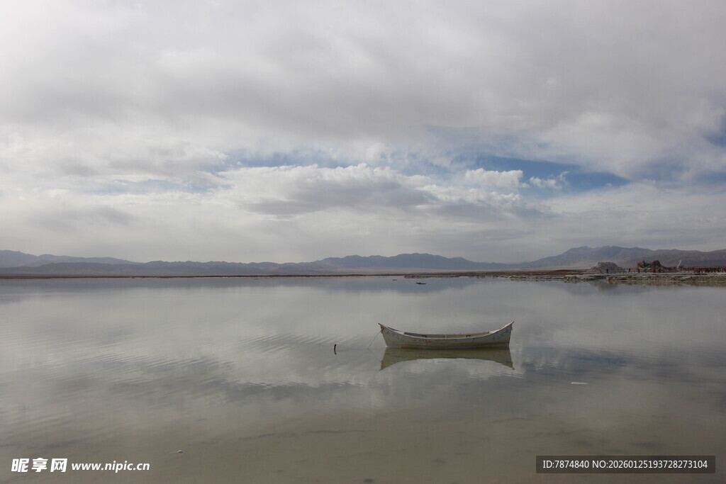 孤舟静泊于宁静水面