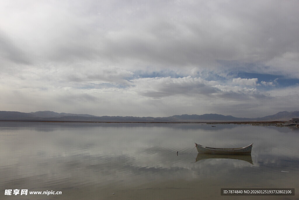 湖畔孤舟 静谧湖景风光