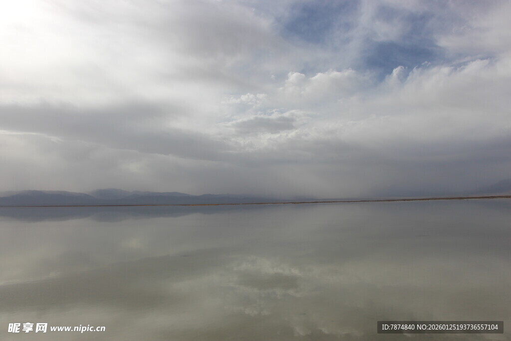 广阔湖面与多云天空景象