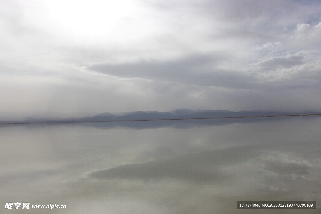 阴天湖面 水波与云层相映