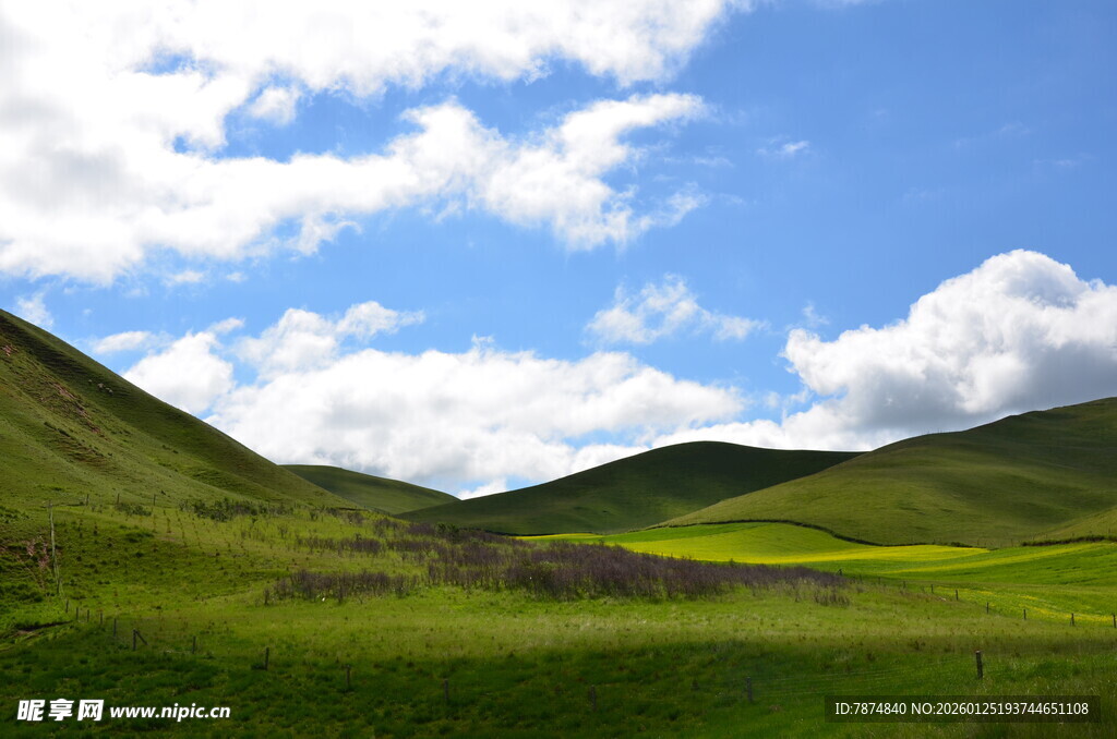 青山绿野间的蓝天白云