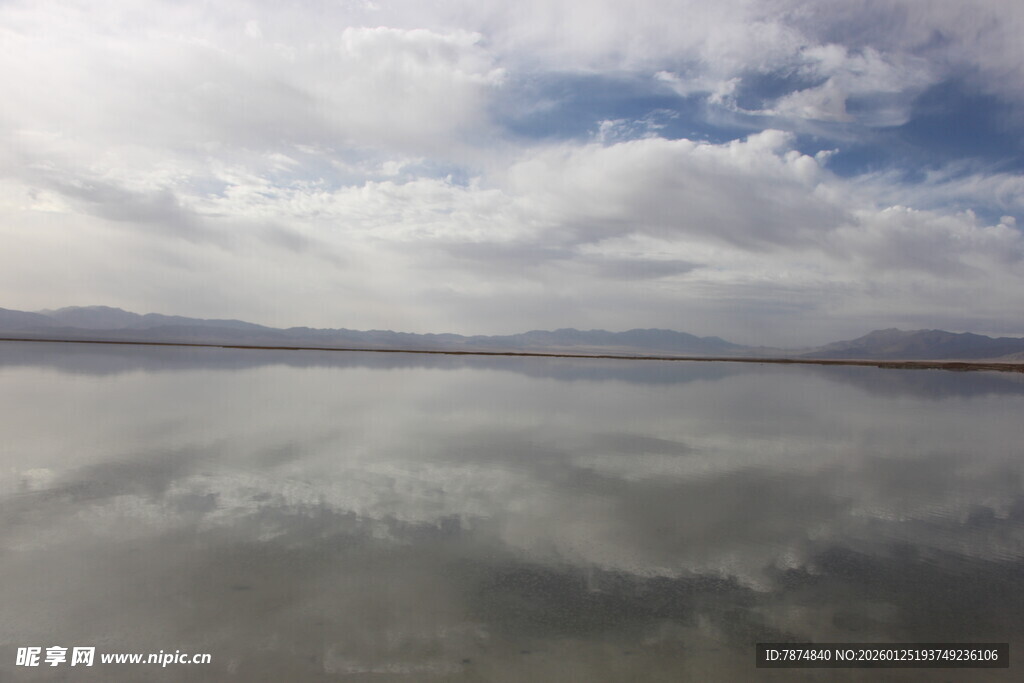 平静湖面映蓝天白云