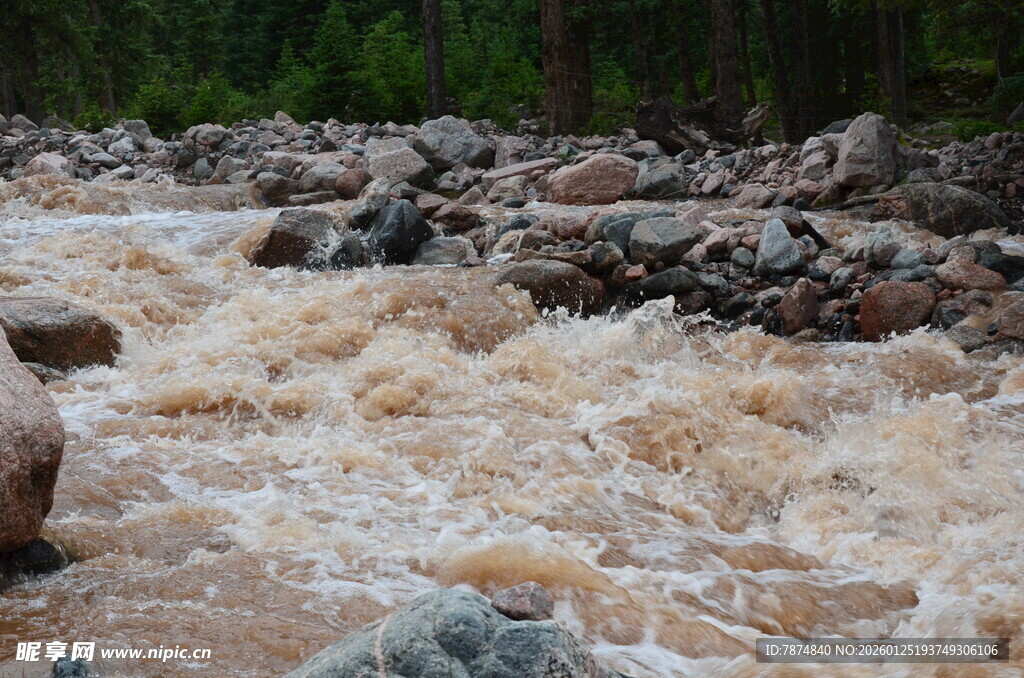 湍急河流中的嶙峋怪石
