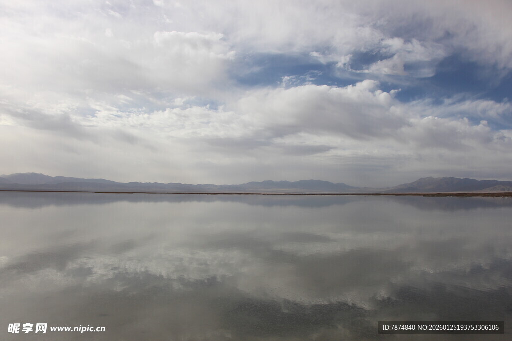 平静湖面映蓝天白云