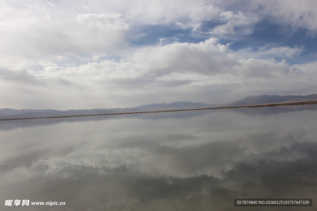 天空之境般的静谧湖泊