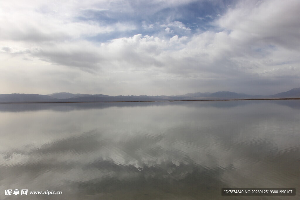 平静湖面倒映天空美景