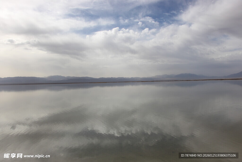 平静湖面倒映天空美景
