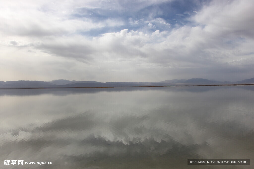 平静湖面映着蓝天白云