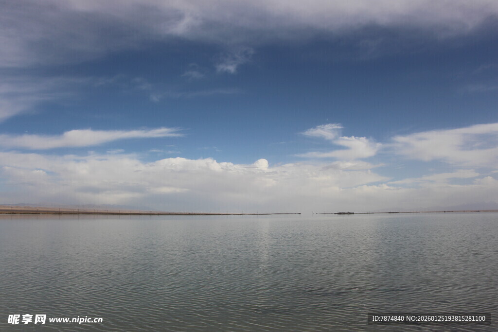 广阔水域与蓝天白云景象