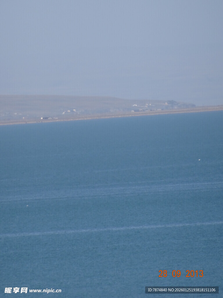 广阔蓝色海面远景