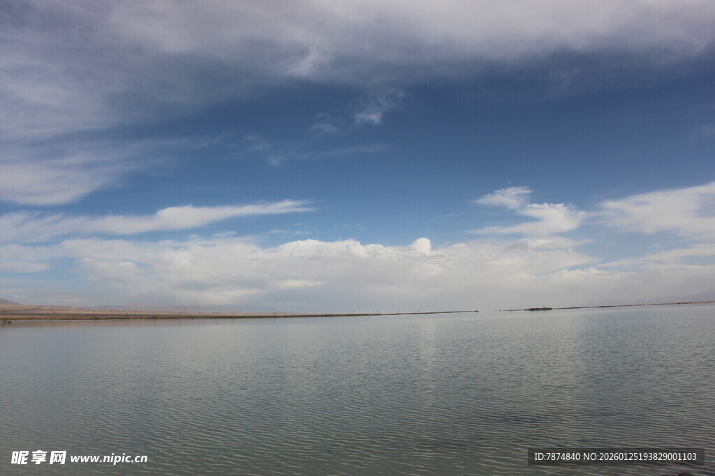 广阔湖面与蓝天白云美景