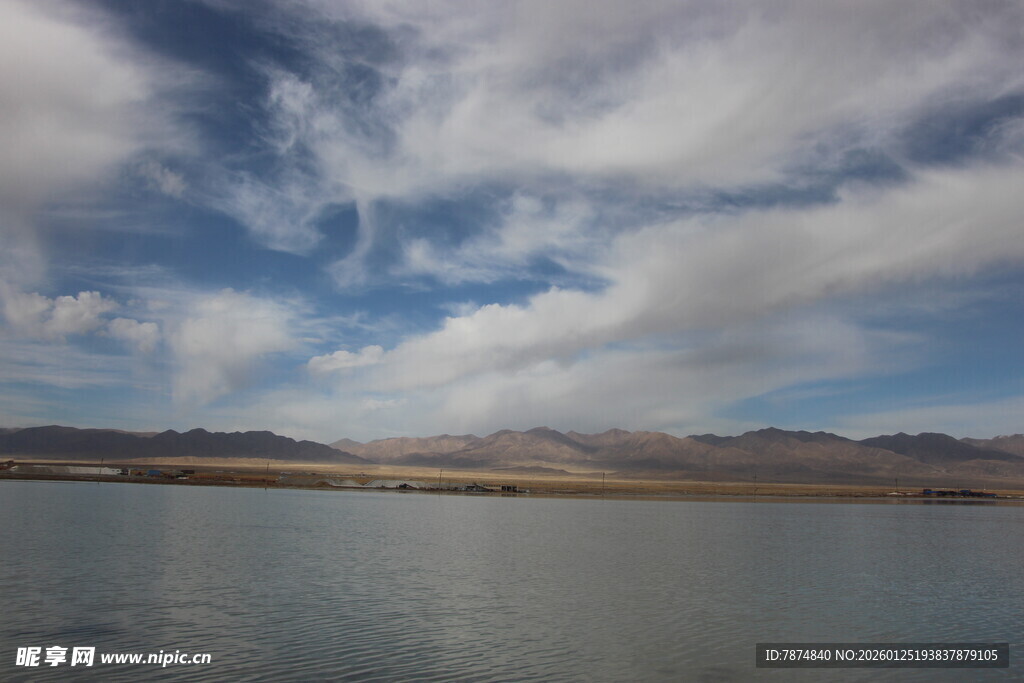 宁静湖畔的蓝天白云美景