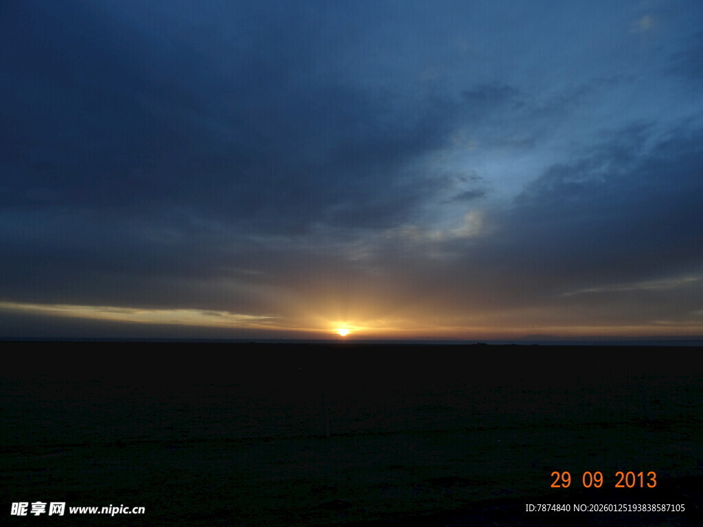草原上的壮丽日落景观
