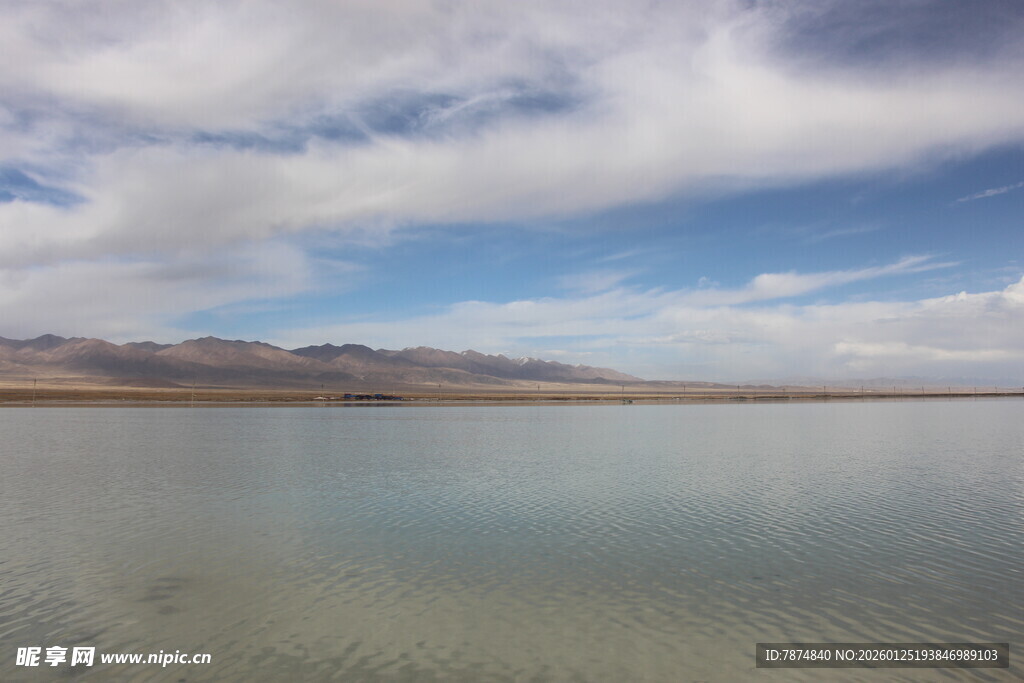广阔平静的高原湖泊风光