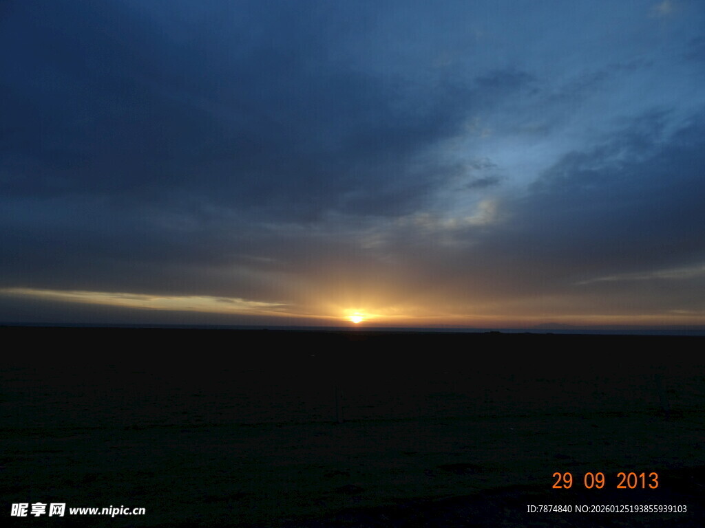 草原上的壮丽日出时刻