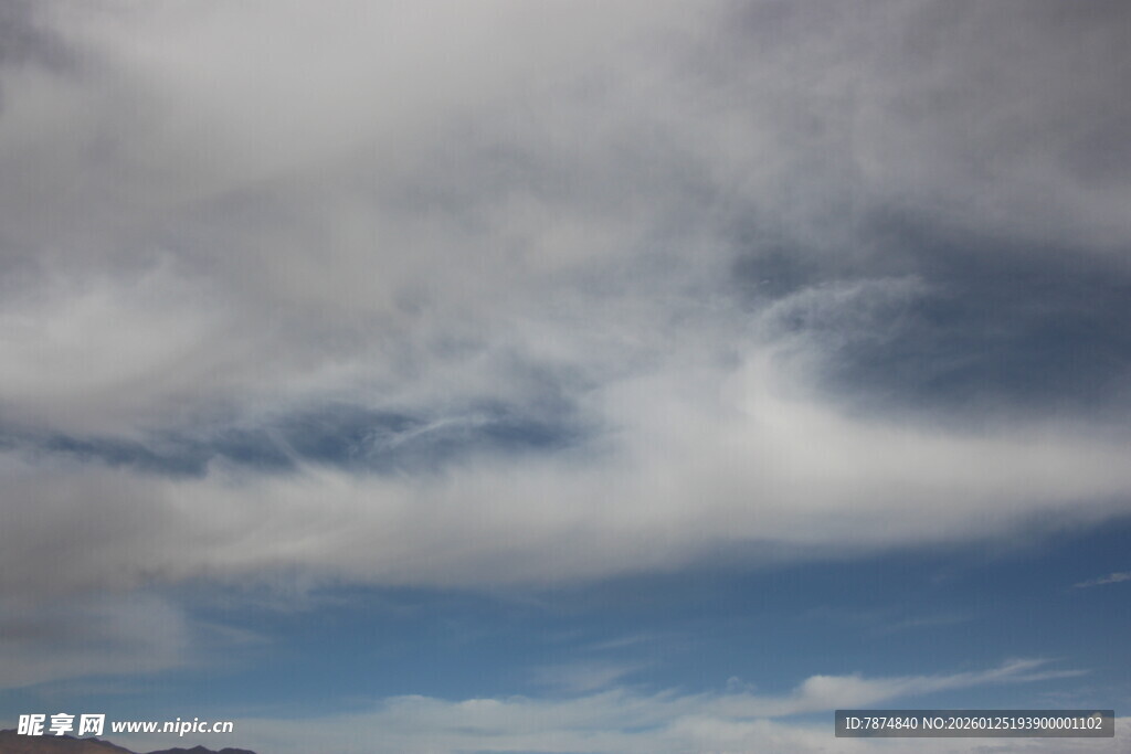 天空中舒展的美丽云层