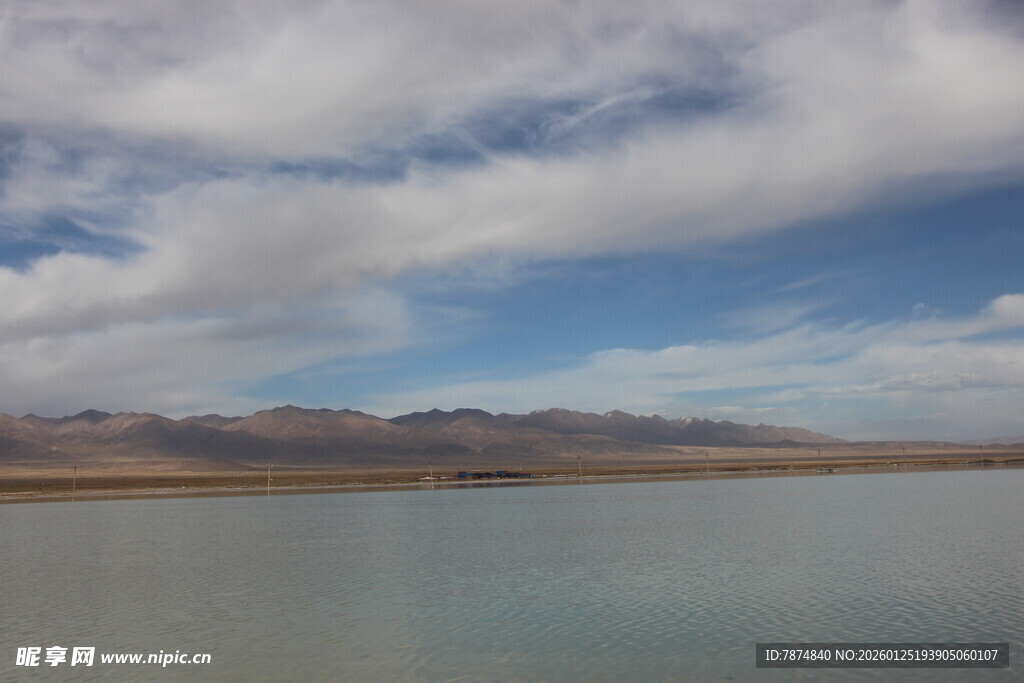 湖畔蓝天远山美景