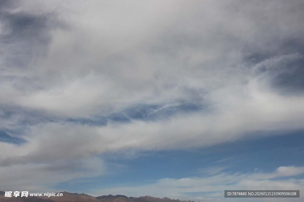 蓝天白云下的壮阔天空